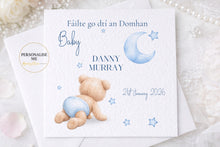 Load image into Gallery viewer, Baby bear new baby card  - IRISH version
